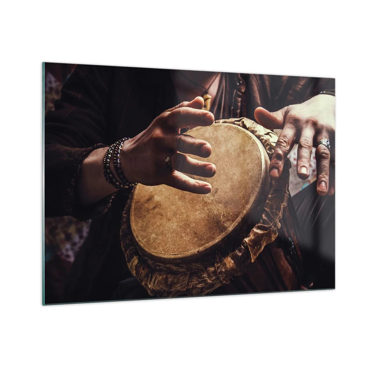 Obraz na szkle - Zbliżenie na dłonie grające na bębnie djembe w ciepłym świetle - 100x70cm - W rytmie serca - Nowoczesna dekoracja ścienna do salonu, kuchni i sypialni ARTTOR