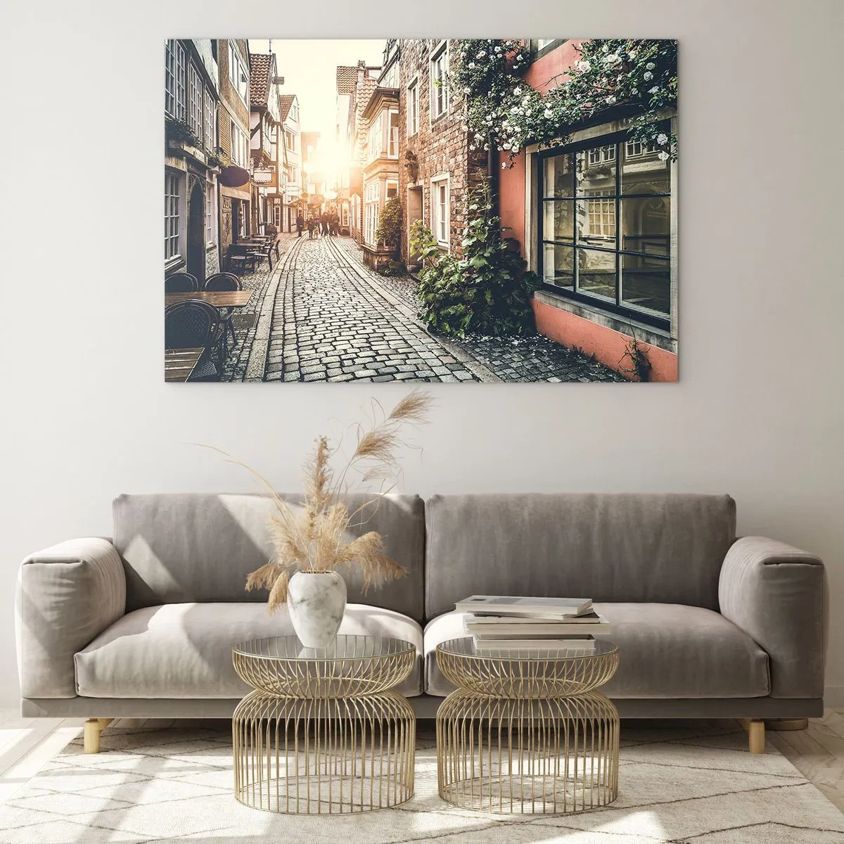 Obraz na szkle - Urokliwa uliczka z kamienicami oświetlona zachodem słońca - 70x50cm - Różany zaułek w różowym blasku - Nowoczesna dekoracja ścienna do salonu i sypialni ARTTOR