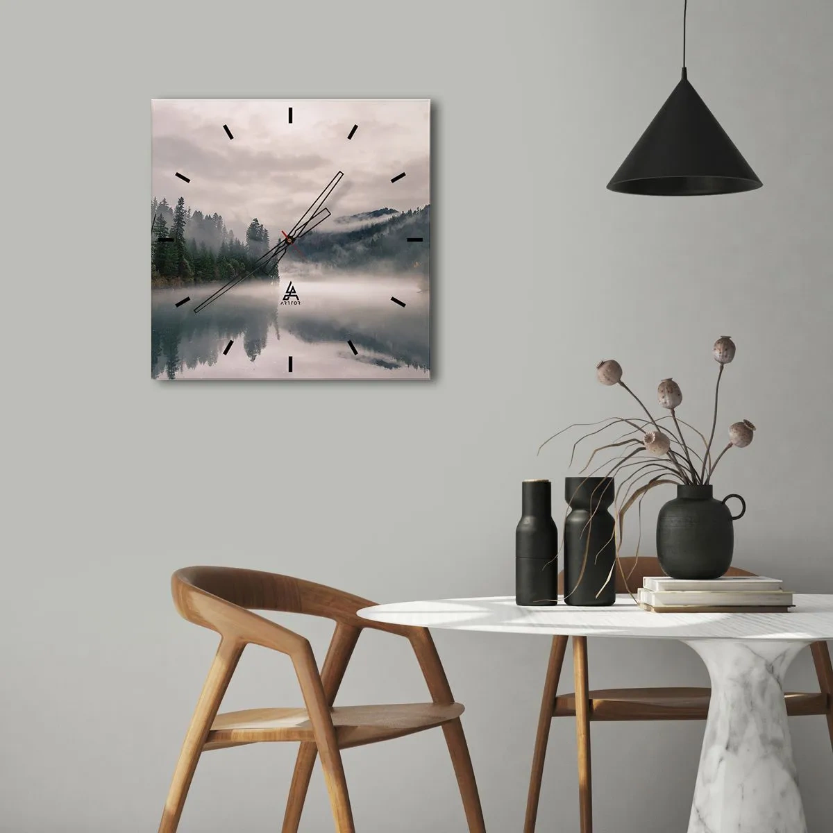 Zegar ścienny - Mglisty las odbijający się w spokojnym jeziorze - 30x30cm - W zadumie, we mgle - Nowoczesna dekoracja ścienna do salonu i sypialni ARTTOR