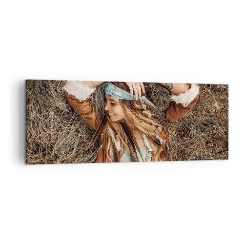 Obraz na płótnie - Kobieta w stylu boho leżąca na sianie - 140x50cm - W drodze do lata miłości - Nowoczesna dekoracja ścienna do salonu i sypialni ARTTOR