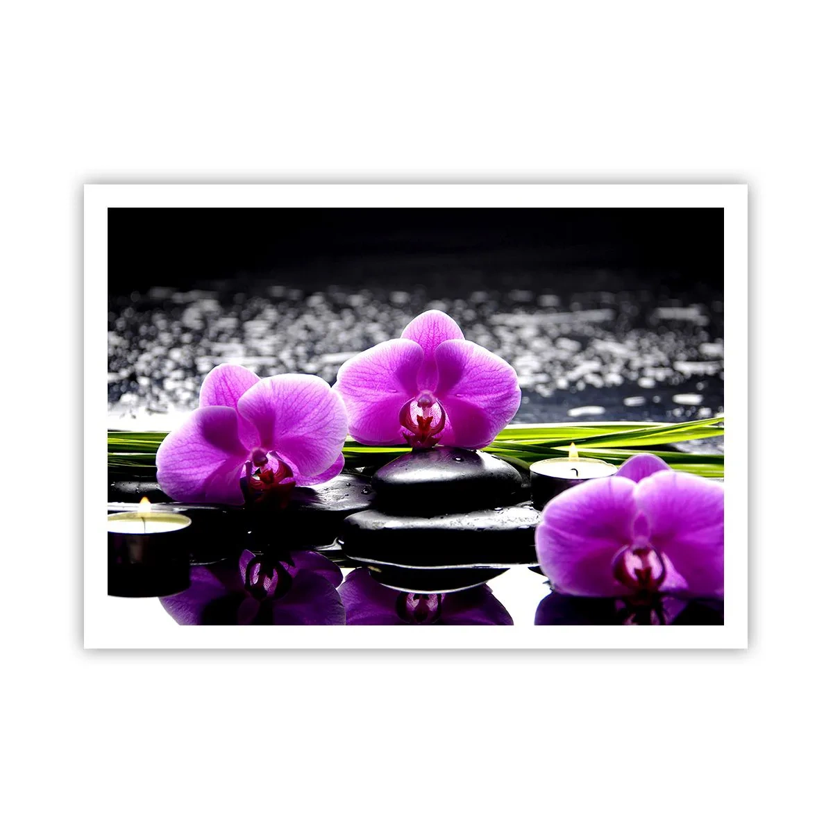 Plakat - Fioletowe orchidee na tle kamieni i świeczek w relaksacyjnej scenerii - 100x70cm - Utonąć w ciszy i spokoju - Nowoczesna dekoracja ścienna do salonu i sypialni ARTTOR