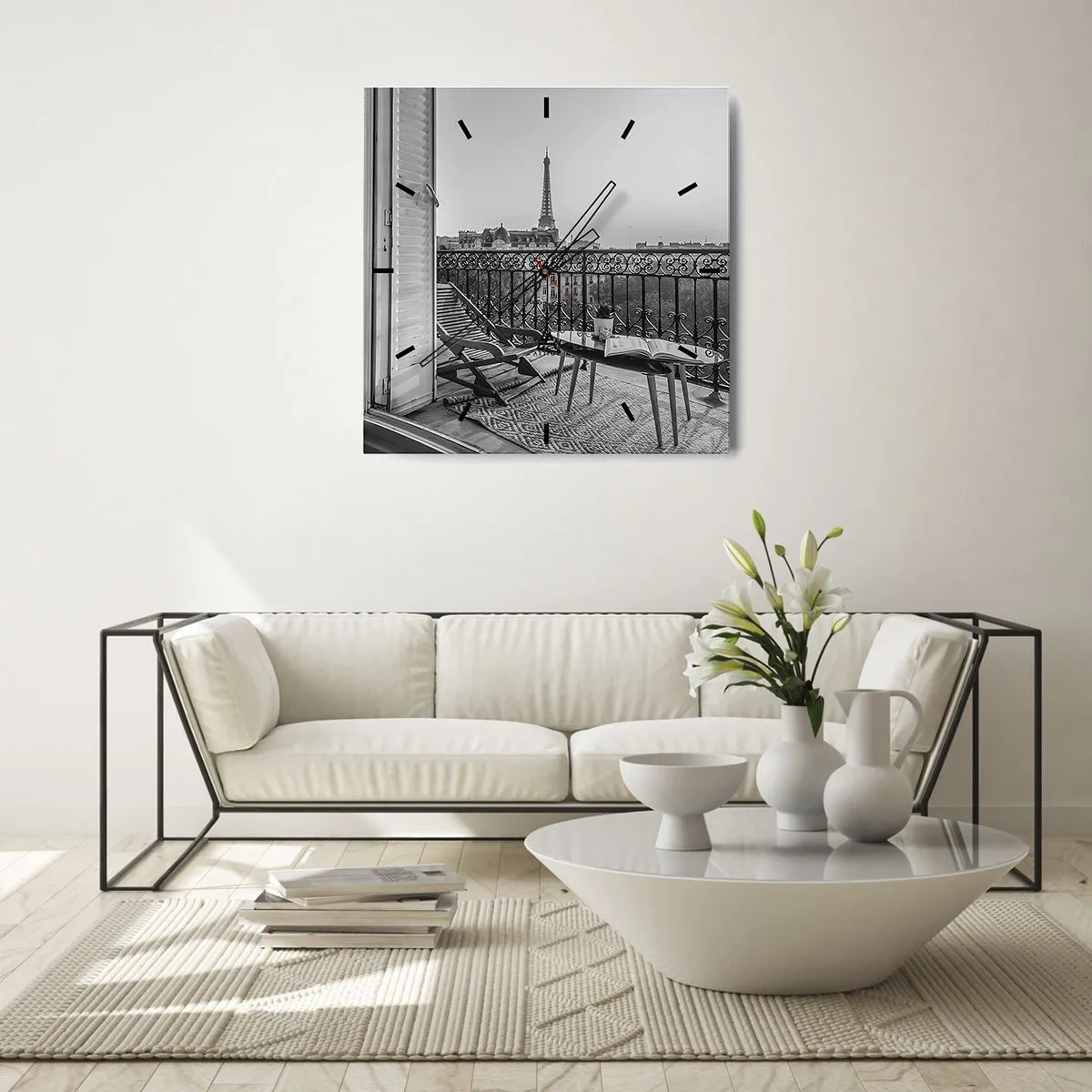 Zegar ścienny - Widok na wieżę Eiffla z balkonu z leżakami i stolikiem - 30x30cm - Paryskie popołudnie - Nowoczesna dekoracja ścienna do salonu i sypialni ARTTOR