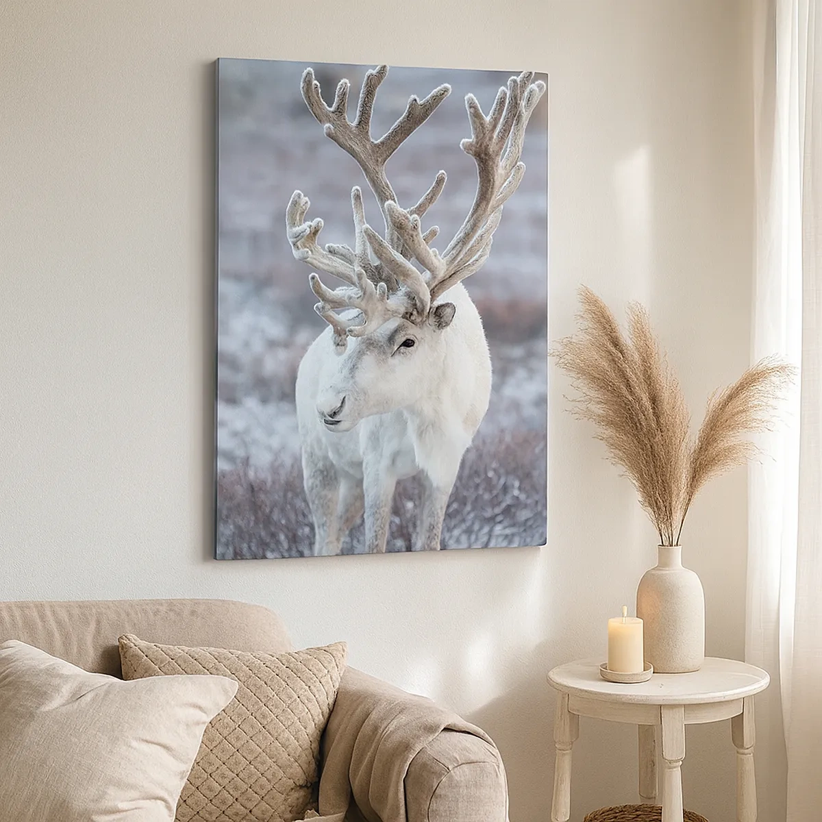 Obraz na płótnie - Biały renifer na tle zimowego krajobrazu - 50x70cm - Portret w słońcu - Nowoczesna dekoracja ścienna do salonu, kuchni i sypialni ARTTOR