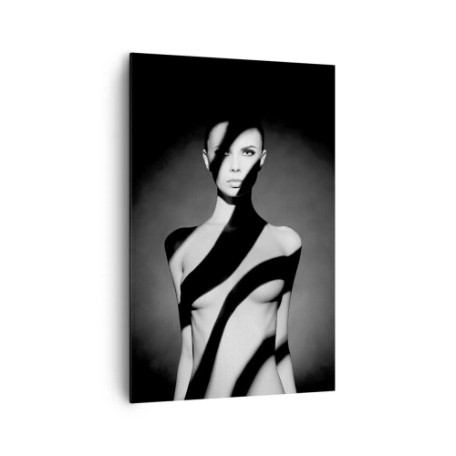 Obraz na płótnie - Czarno-biały portret kobiety w świetle i cieniach - 80x120cm - W blasku i w cieniu - Nowoczesna dekoracja ścienna do salonu i sypialni ARTTOR