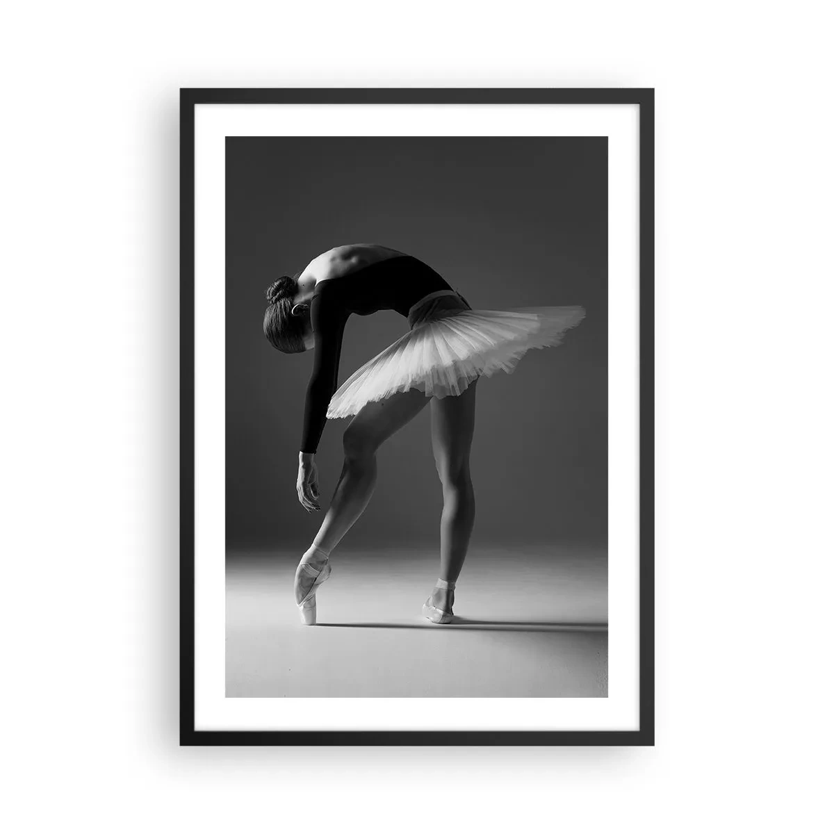 Plakat w czarnej ramie - Balerina w czarno-białej kompozycji w eleganckiej pozie - 50x70cm - Bella balerina - Nowoczesna dekoracja ścienna do salonu i sypialni ARTTOR
