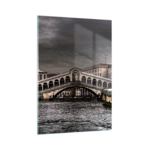 Obraz na szkle - Most Rialto na tle pochmurnego nieba - 50x70cm - Obietnica weneckiego wieczoru - Nowoczesna dekoracja ścienna do salonu, kuchni i sypialni ARTTOR