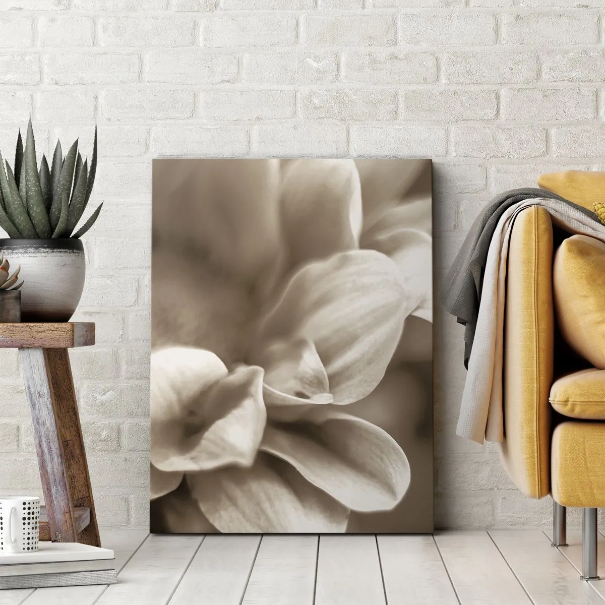 Obraz na płótnie - Zbliżenie na płatki kwiatu w odcieniach sepii - 50x70cm - Łagodne jak uśmiech - Nowoczesna dekoracja ścienna do salonu, kuchni i sypialni ARTTOR