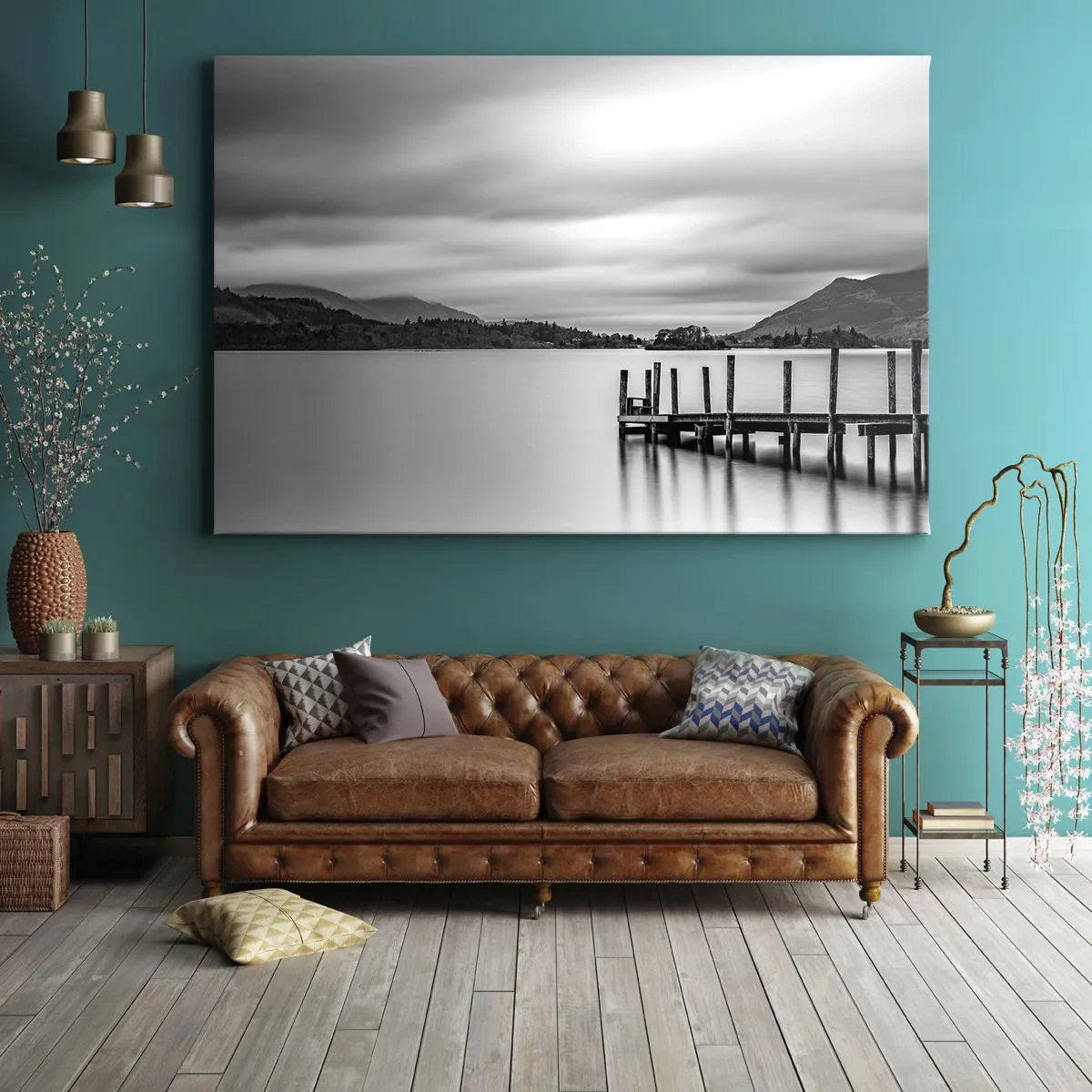 Obraz na płótnie - Czarno-biały krajobraz z pomostem nad jeziorem - 70x50cm - Łagodność i siła - Nowoczesna dekoracja ścienna do salonu i sypialni ARTTOR