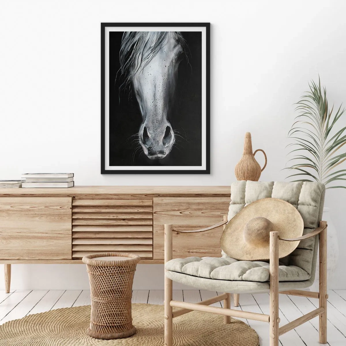 Plakat w czarnej ramie - Zbliżenie na koński pysk w czerni i bieli - 50x70cm - Uwodzicielskie spojrzenie - Nowoczesna dekoracja ścienna do salonu i sypialni ARTTOR