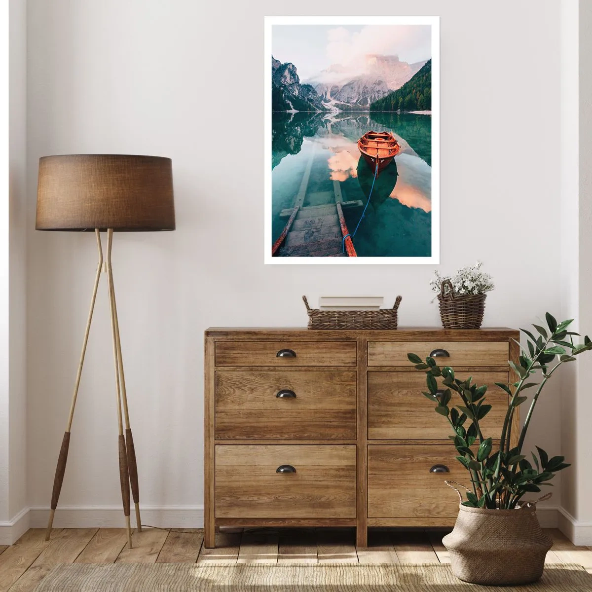 Plakat - Drewniana łódź na spokojnym jeziorze w otoczeniu gór - 50x70cm - Spokojny sen gór - Nowoczesna dekoracja ścienna do salonu, kuchni i sypialni ARTTOR