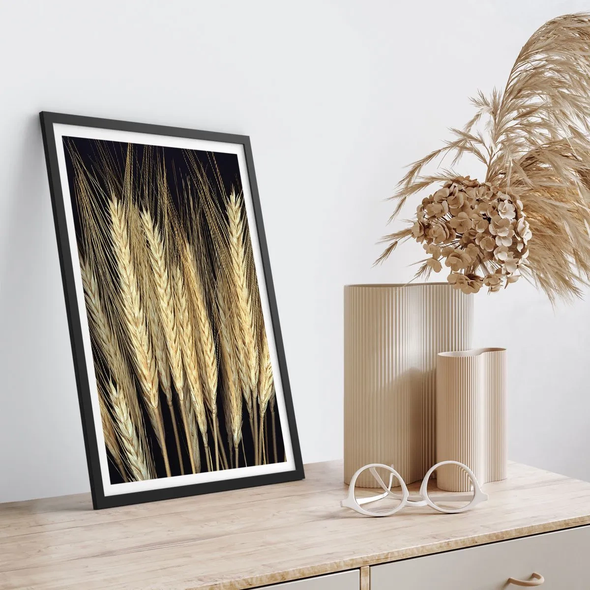 Plakat w czarnej ramie - Zbliżenie na kłosy pszenicy na czarnym tle - 50x70cm - Rustykalna magia - Nowoczesna dekoracja ścienna do salonu i sypialni ARTTOR