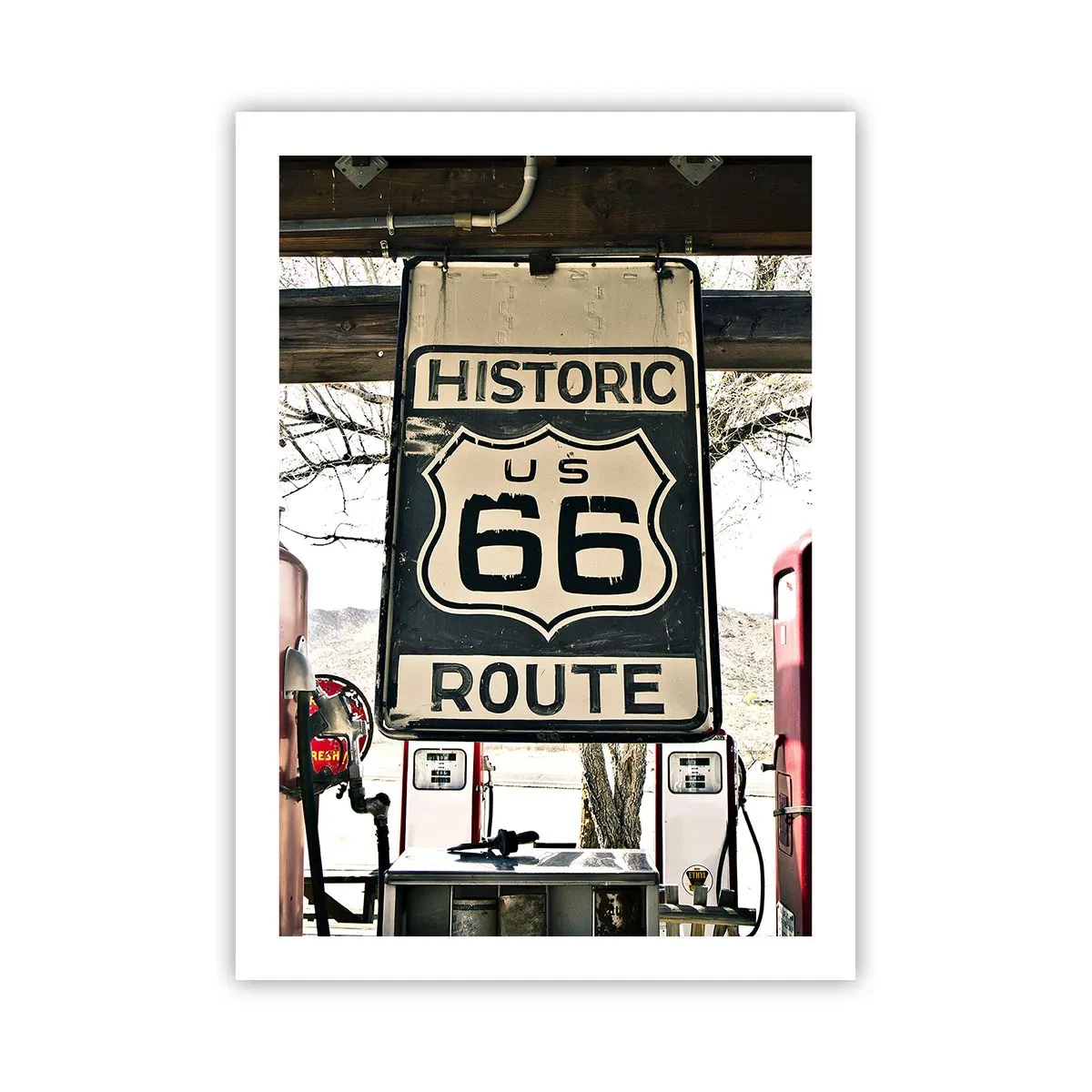 Plakat - Tablica Route 66 na tle stacji benzynowej - 50x70cm - Amerykańska retro podróż - Nowoczesna dekoracja ścienna do salonu, kuchni i sypialni ARTTOR