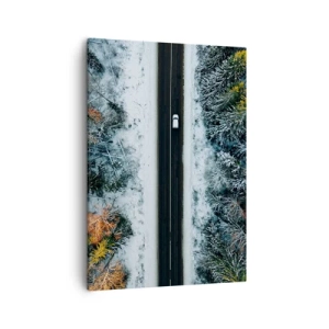 Obraz na płótnie - Samochód jadący drogą przez zimowy las widziany z lotu ptaka - 50x70cm - Przeciąć zimowy las - Nowoczesna dekoracja ścienna do salonu, kuchni i sypialni ARTTOR