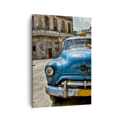 Obraz na płótnie - Zbliżenie na klasyczny niebieski samochód w retro stylu na tle starej kamienicy - 50x70cm - Stare jest piękne - Nowoczesna dekoracja ścienna do salonu, kuchni i sypialni ARTTOR
