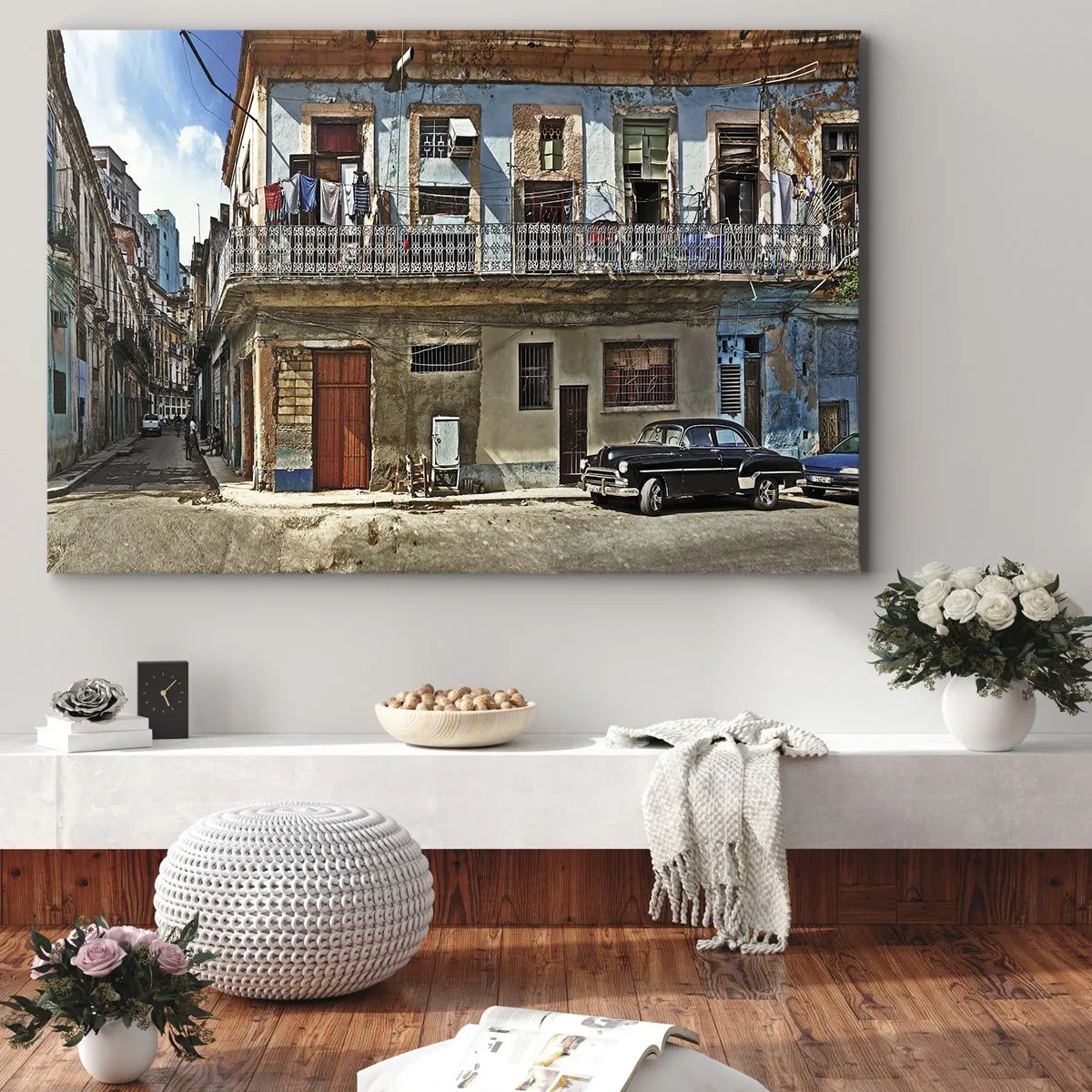 Obraz na płótnie - Kolorowe kamienice i klasyczny samochód w miejskim krajobrazie - 100x70cm - Hawańskie klimaty - Nowoczesna dekoracja ścienna do salonu, kuchni i sypialni ARTTOR