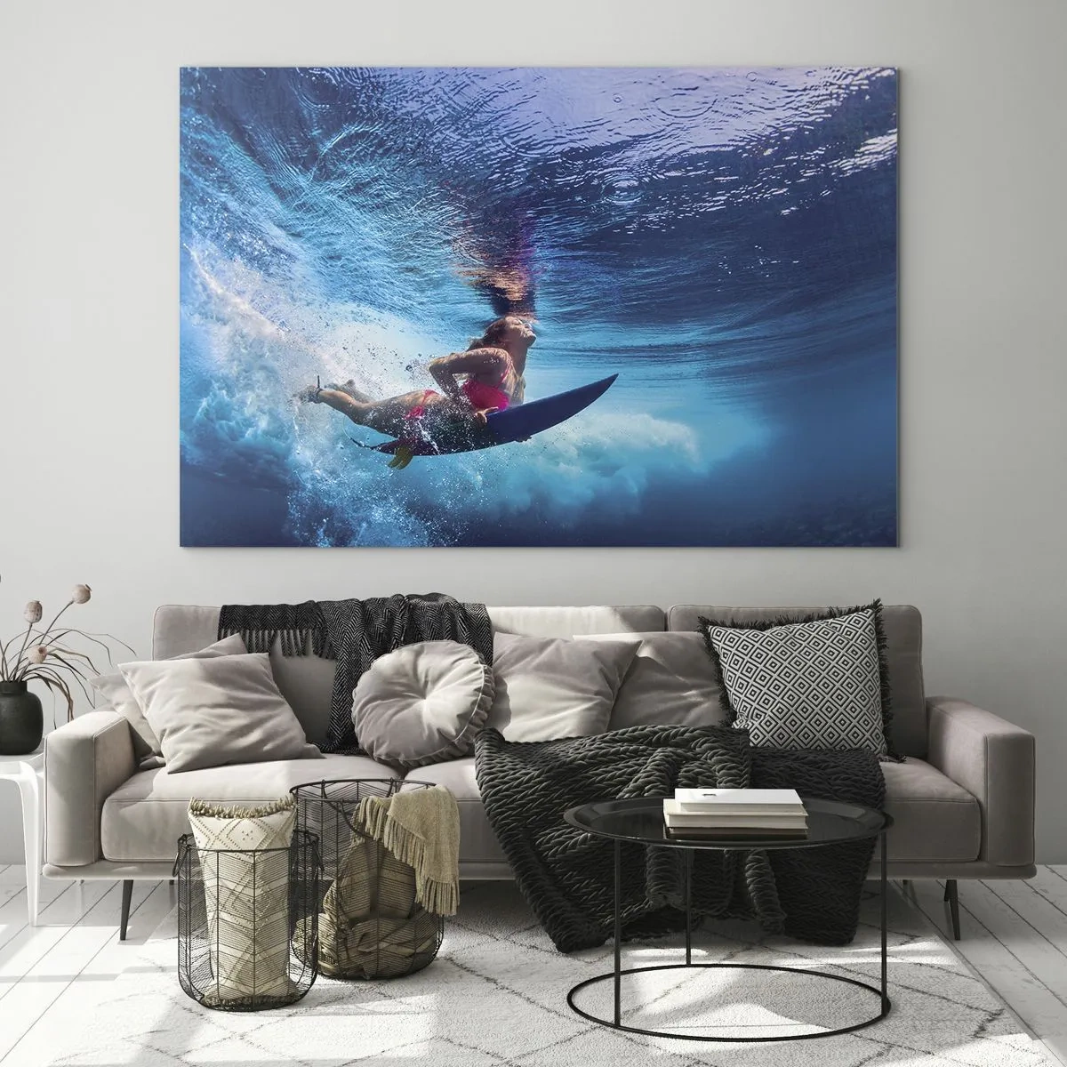 Obraz na szkle - Podwodna scena z surferką w dynamicznej akcji - 100x70cm - Głębia radości - Nowoczesna dekoracja ścienna do salonu, kuchni i sypialni ARTTOR