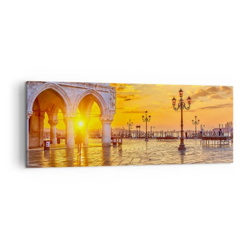 Obraz na płótnie - Złoty zachód słońca na miejskim placu z arkadami i lampami - 140x50cm - Gdzie są wszyscy? - Nowoczesna dekoracja ścienna do salonu i sypialni ARTTOR