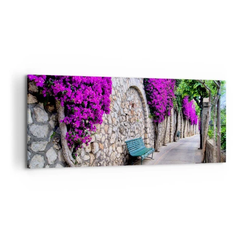 Obraz na płótnie - Kamienna alejka z ławką i kwitnącymi fioletowymi kwiatami - 120x50cm - Spotkajmy się jak najprędzej - Nowoczesna dekoracja ścienna do salonu i sypialni ARTTOR