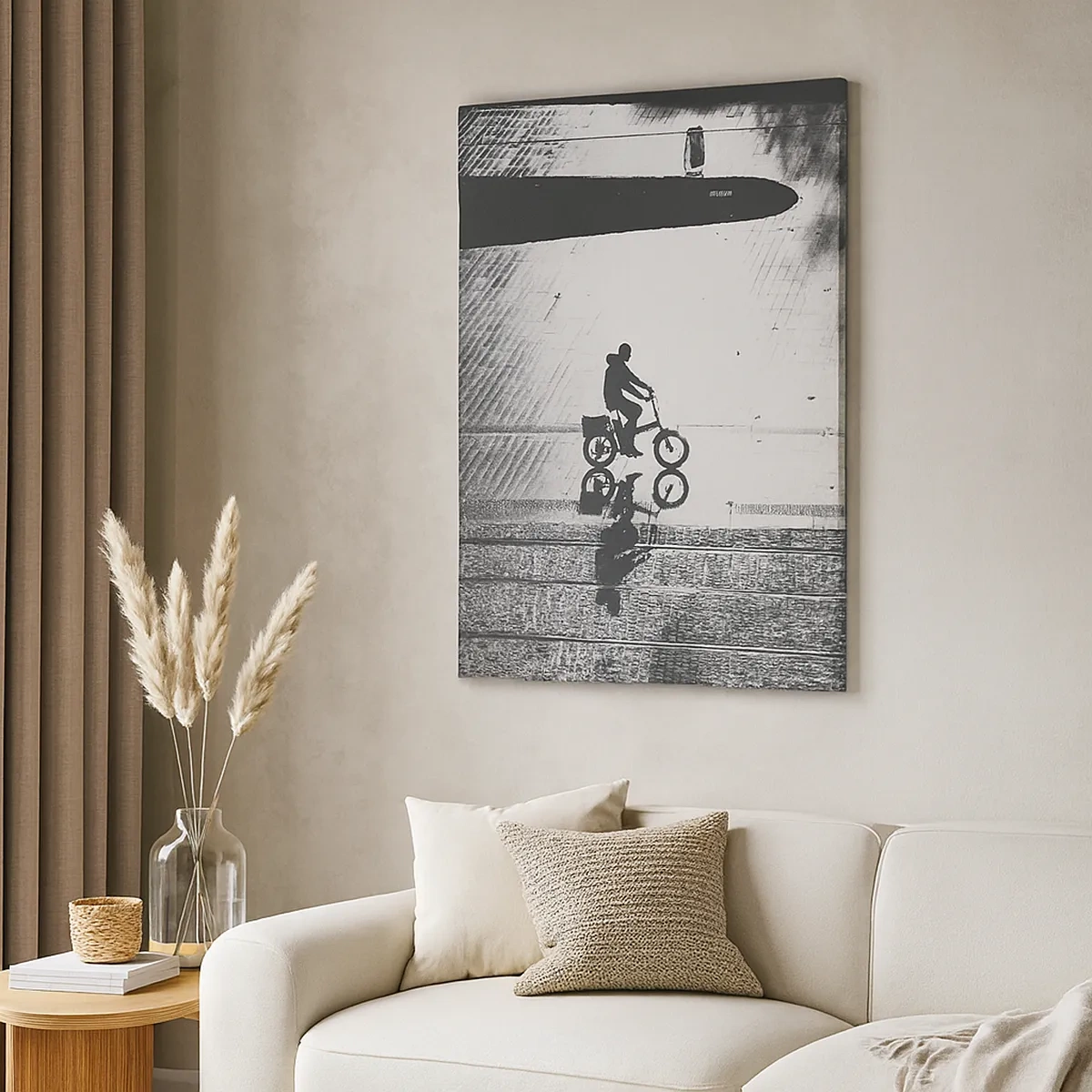 Obraz na płótnie - Czarno-biały obraz rowerzysty i jego odbicia na mokrej nawierzchni - 50x70cm - Przed siebie, przez miasto - Nowoczesna dekoracja ścienna do salonu, kuchni i sypialni ARTTOR