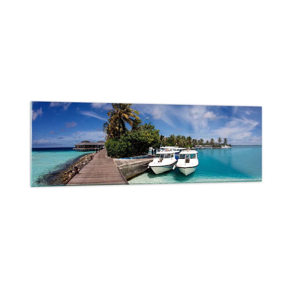 Obraz na szkle - Pomost nad turkusowym morzem z łodziami i palmami - 160x50cm - A jednak raj istnieje - Nowoczesna dekoracja ścienna do salonu i sypialni ARTTOR