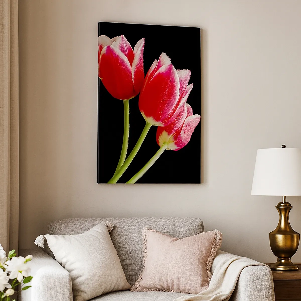 Obraz na płótnie - Czerwone tulipany z kroplami wody na czarnym tle - 50x70cm - Obietnica czystej miłości - Nowoczesna dekoracja ścienna do salonu, kuchni i sypialni ARTTOR