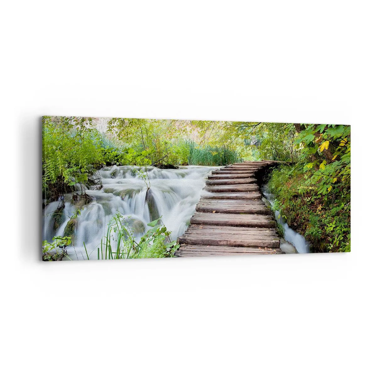 Obraz na płótnie - Drewniany pomost nad wodospadem otoczonym bujną zielenią lasu. - 120x50cm - Wcale nie cicha woda - Nowoczesna dekoracja ścienna do salonu i sypialni ARTTOR