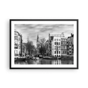 Plakat w czarnej ramie - Czarno-biała panorama Amsterdamu z kanałem i zabytkowymi budynkami - 70x50cm - Amsterdamskie klimaty - Nowoczesna dekoracja ścienna do salonu i sypialni ARTTOR
