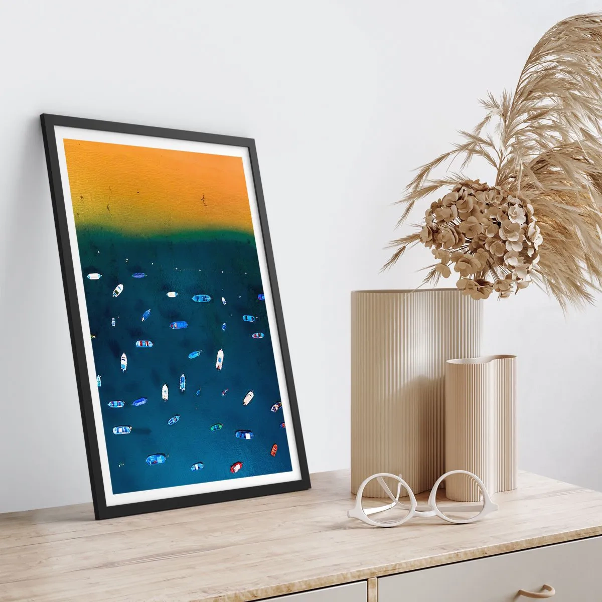 Plakat w czarnej ramie - Widok z lotu ptaka na łodzie dryfujące przy plaży - 50x70cm - Wakacyjna gra - Nowoczesna dekoracja ścienna do salonu i sypialni ARTTOR