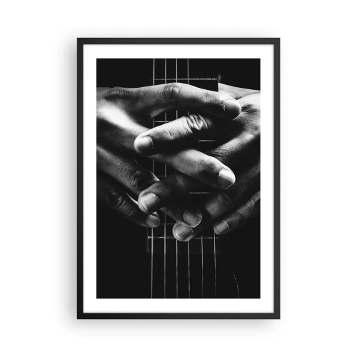 Plakat w czarnej ramie - Dłonie splecione na strunach gitary w czarno-białej tonacji - 50x70cm - Modlitwa artysty - Nowoczesna dekoracja ścienna do salonu i sypialni ARTTOR