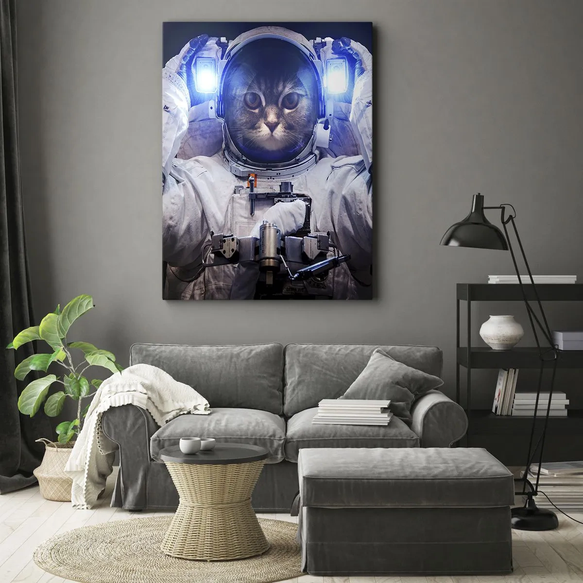 Obraz na płótnie - Kot w skafandrze astronauty z podświetlonym hełmem w kosmicznej scenerii - 50x70cm - Houston, macie problem - Nowoczesna dekoracja ścienna do salonu, kuchni i sypialni ARTTOR