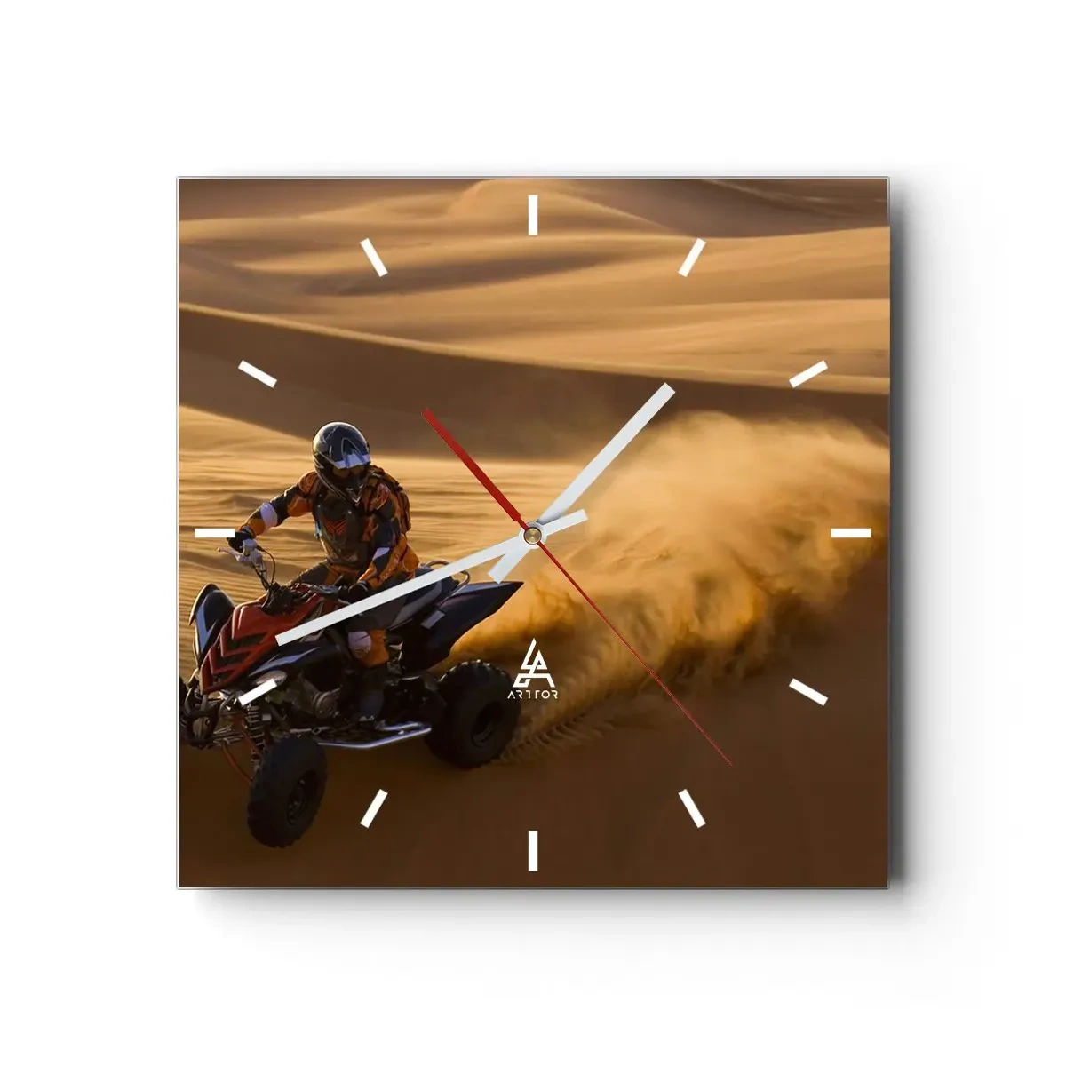 Zegar ścienny - Motocyklista na quadzie pędzący po piaszczystych wydmach pustyni - 30x30cm - Na falach piasku - Nowoczesna dekoracja ścienna do salonu i sypialni ARTTOR