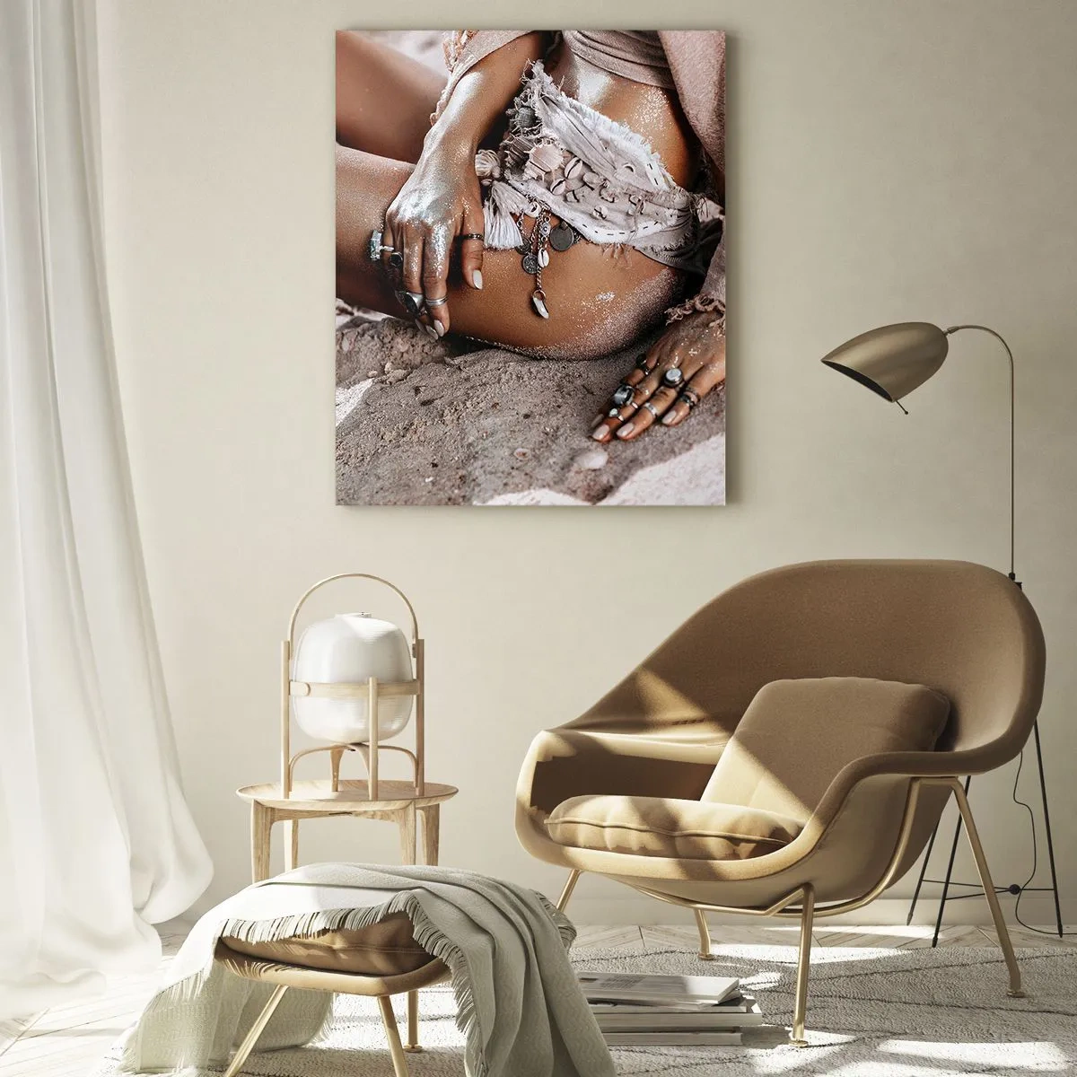 Obraz na szkle - Kobieca sylwetka na piaszczystej plaży - 50x70cm - Wyrzucona przez fale? - Nowoczesna dekoracja ścienna do salonu, kuchni i sypialni ARTTOR