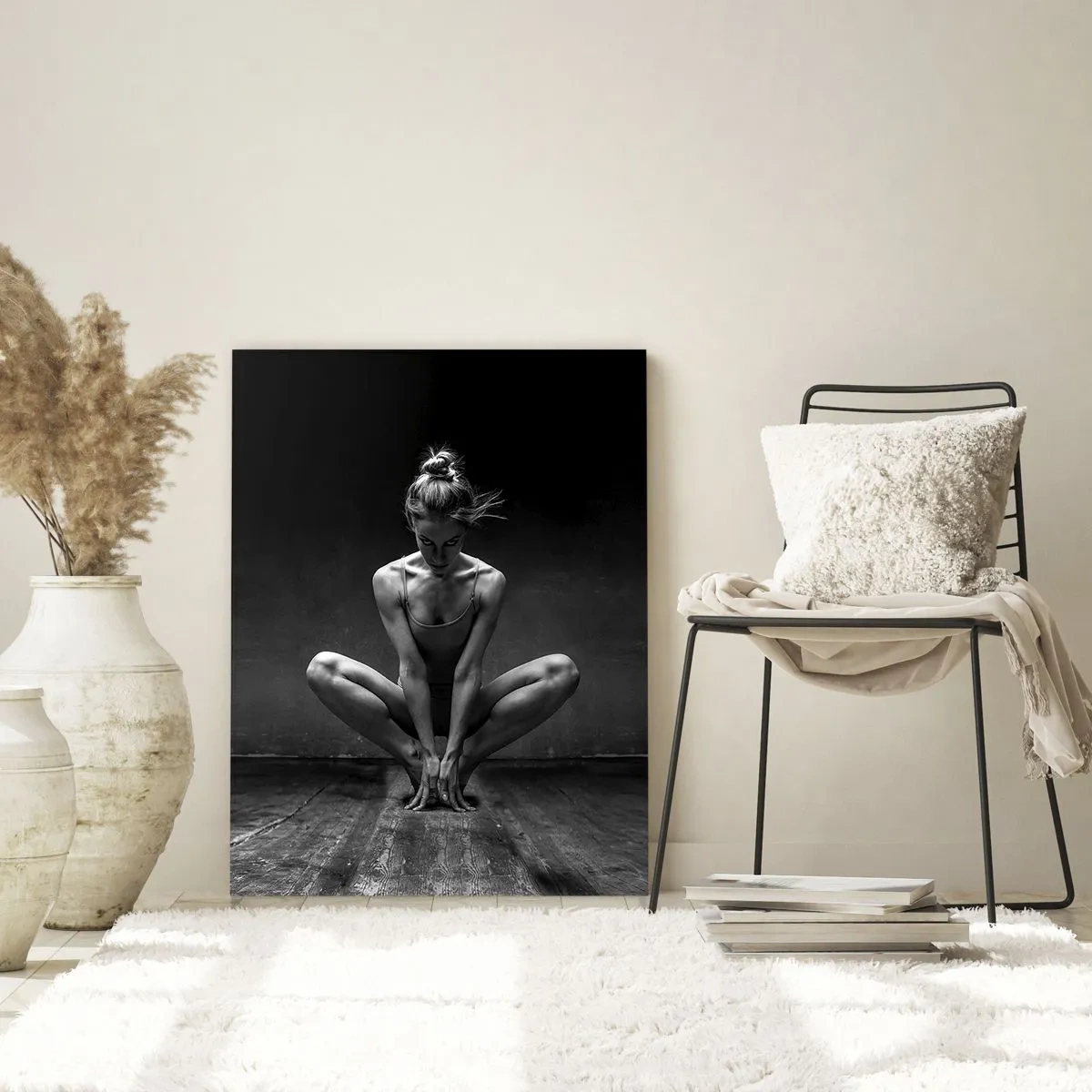 Obraz na szkle - Czarno-biały portret tancerki w pełnym skupieniu - 80x120cm - Skupienie tanecznej energii - Nowoczesna dekoracja ścienna do salonu i sypialni ARTTOR