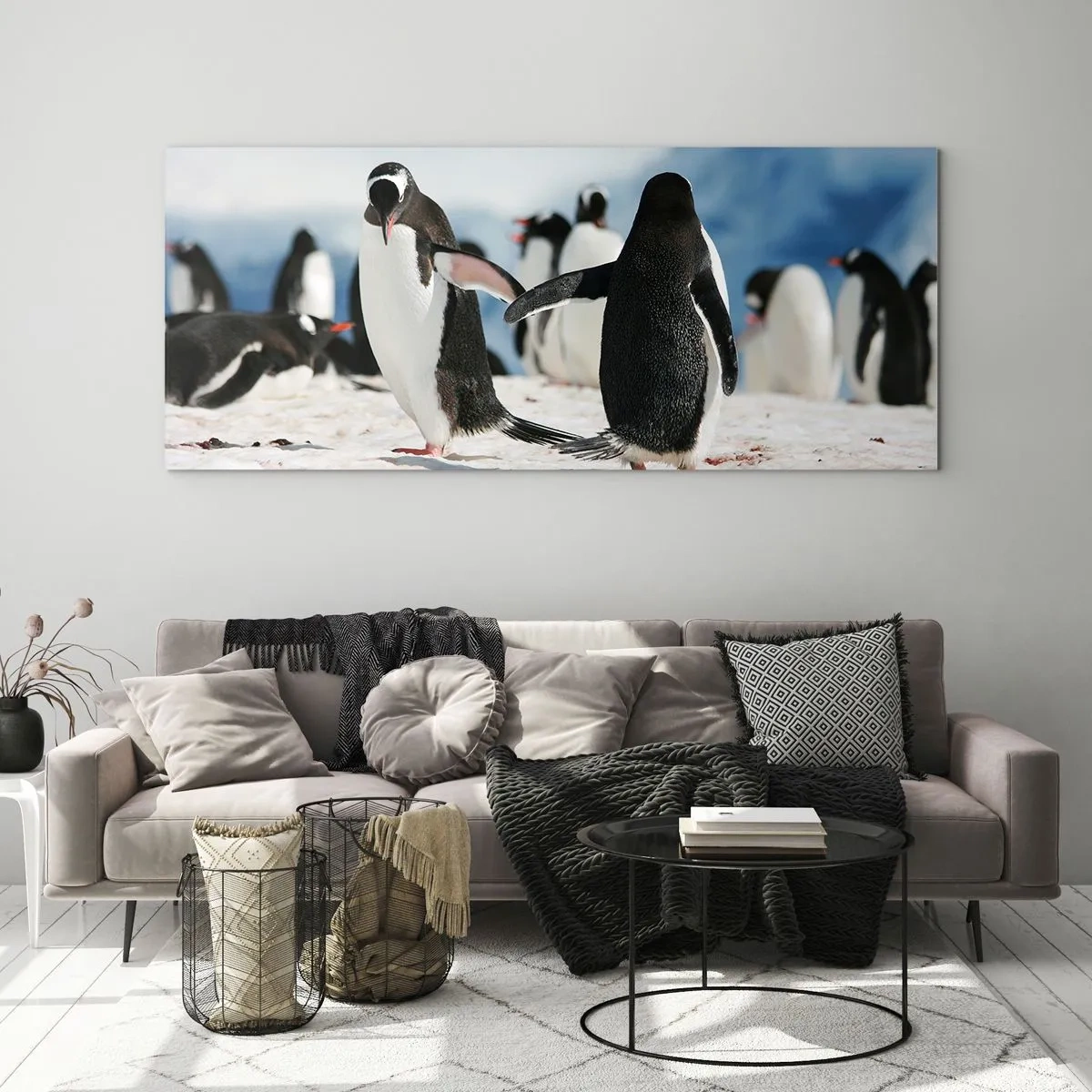 Obraz na szkle - Grupa pingwinów na śniegu w antarktycznym krajobrazie - 120x50cm - Taniec na śniegu - Nowoczesna dekoracja ścienna do salonu i sypialni ARTTOR