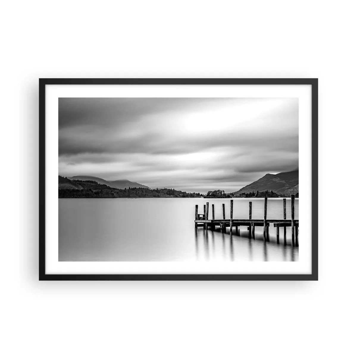 Plakat w czarnej ramie - Czarno-biały krajobraz z pomostem nad jeziorem - 70x50cm - Łagodność i siła - Nowoczesna dekoracja ścienna do salonu i sypialni ARTTOR
