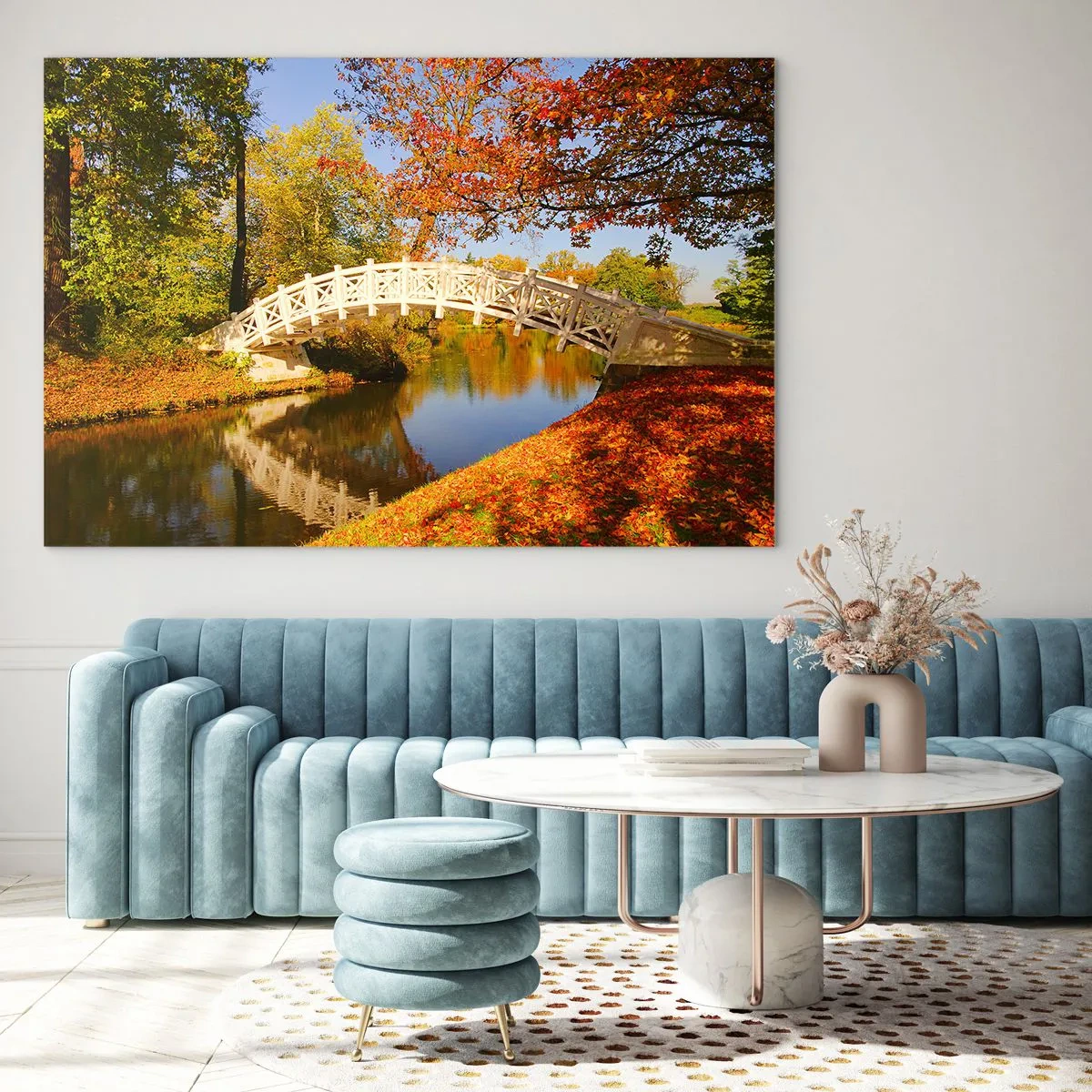 Obraz na szkle - Drewniany mostek nad rzeką otoczony jesiennymi kolorami - 70x50cm - Na białym mostku westchnień - Nowoczesna dekoracja ścienna do salonu i sypialni ARTTOR