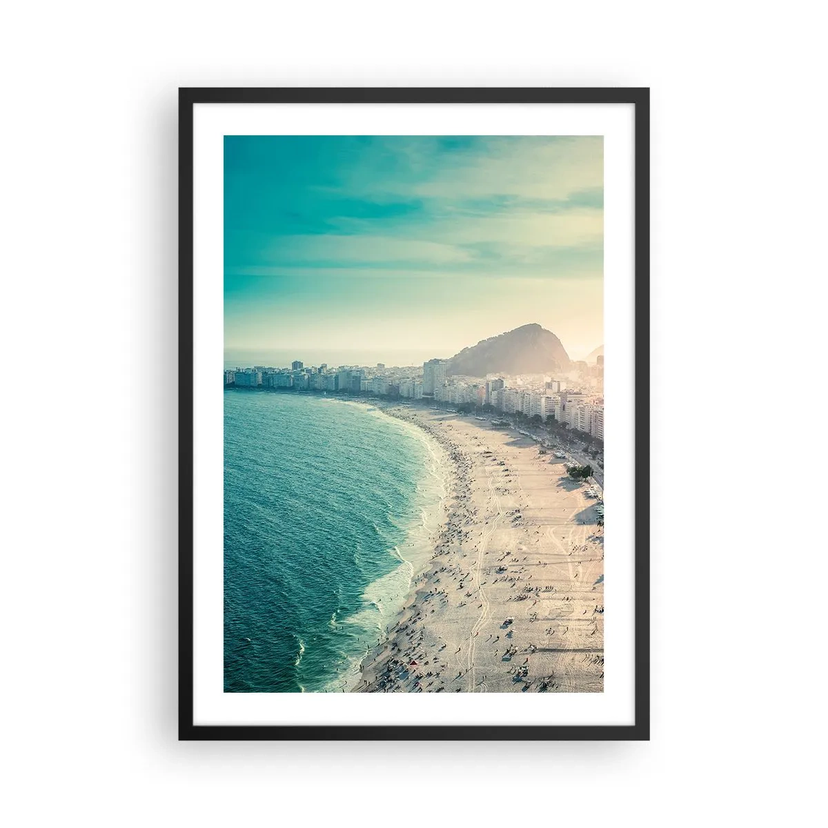 Plakat w czarnej ramie - Widok na plażę i miasto o zachodzie słońca - 50x70cm - Wieczne wakacje w Rio - Nowoczesna dekoracja ścienna do salonu i sypialni ARTTOR