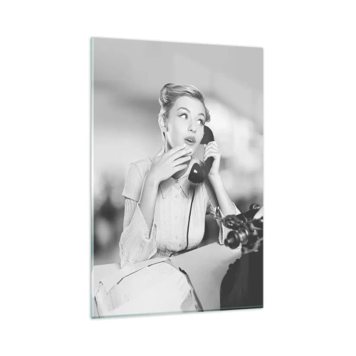 Obraz na szkle - Kobieta rozmawiająca przez telefon przy maszynie do pisania - 80x120cm - Halo, tu lata 50. - Nowoczesna dekoracja ścienna do salonu i sypialni ARTTOR