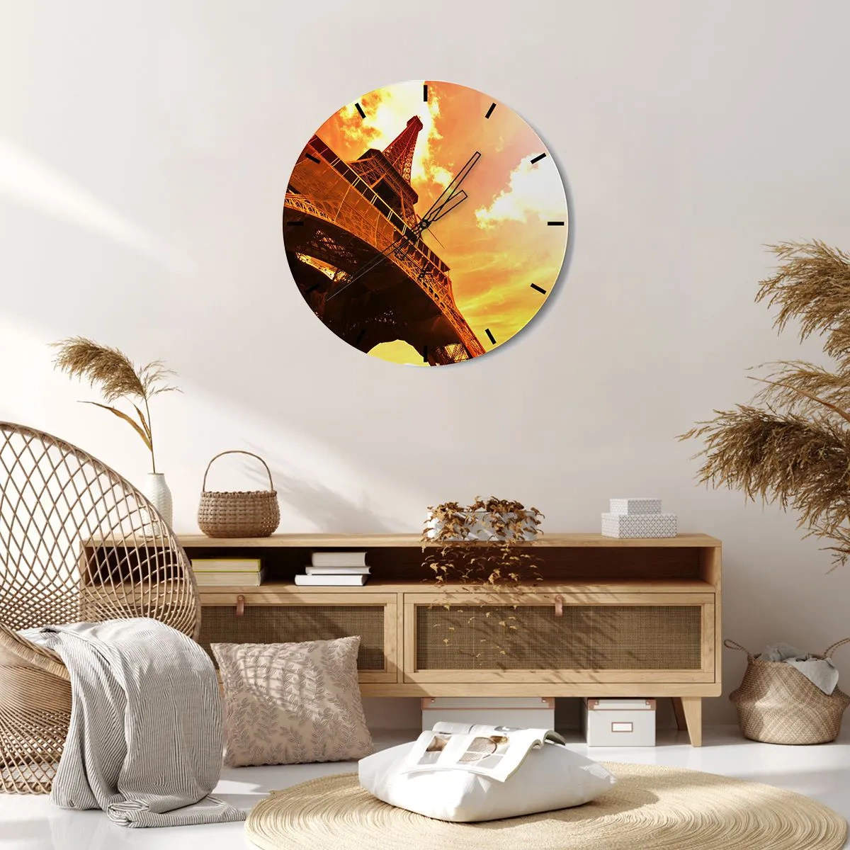 Zegar ścienny - Widok wieży Eiffla o zachodzie słońca w złotych barwach - 30x30cm - Monumentalna, bo pozłacana słońcem - Nowoczesna dekoracja ścienna do salonu, kuchni i sypialni ARTTOR