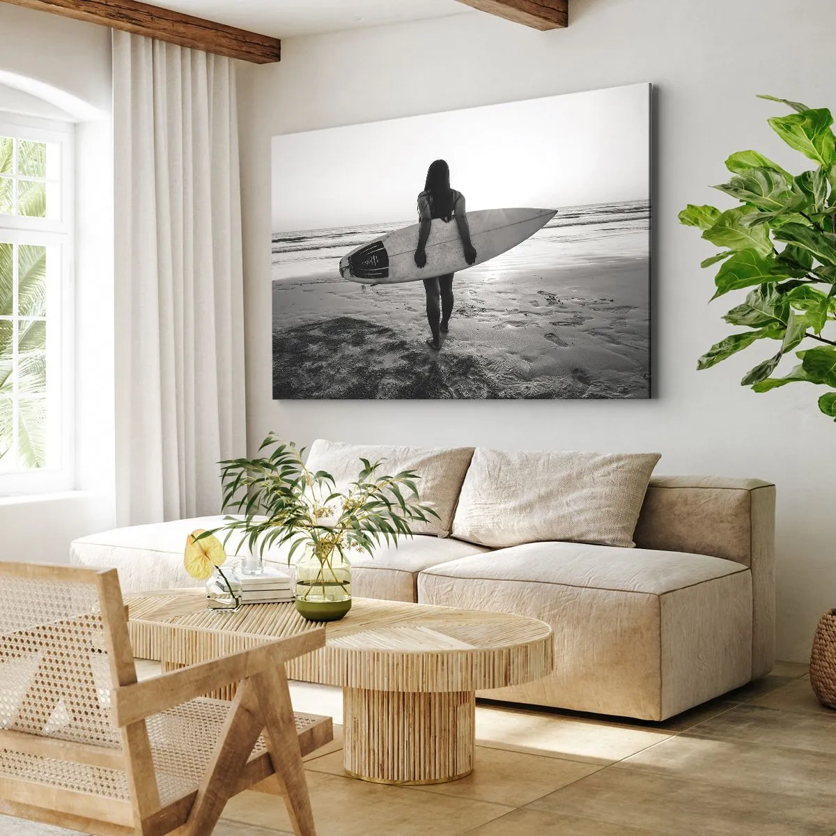 Obraz na płótnie - Kobieta z deską surfingową na plaży w czerni i bieli - 70x50cm - Córka morskiej fali - Nowoczesna dekoracja ścienna do salonu i sypialni ARTTOR