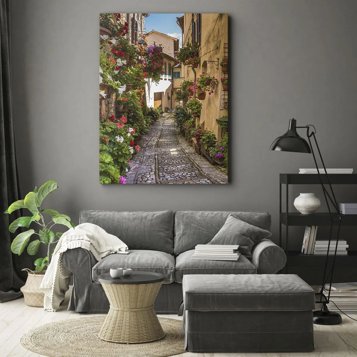 Obraz na płótnie - Urocza uliczka ozdobiona kolorowymi kwiatami w donicach - 50x70cm - Włoski zaułek - Nowoczesna dekoracja ścienna do salonu, kuchni i sypialni ARTTOR