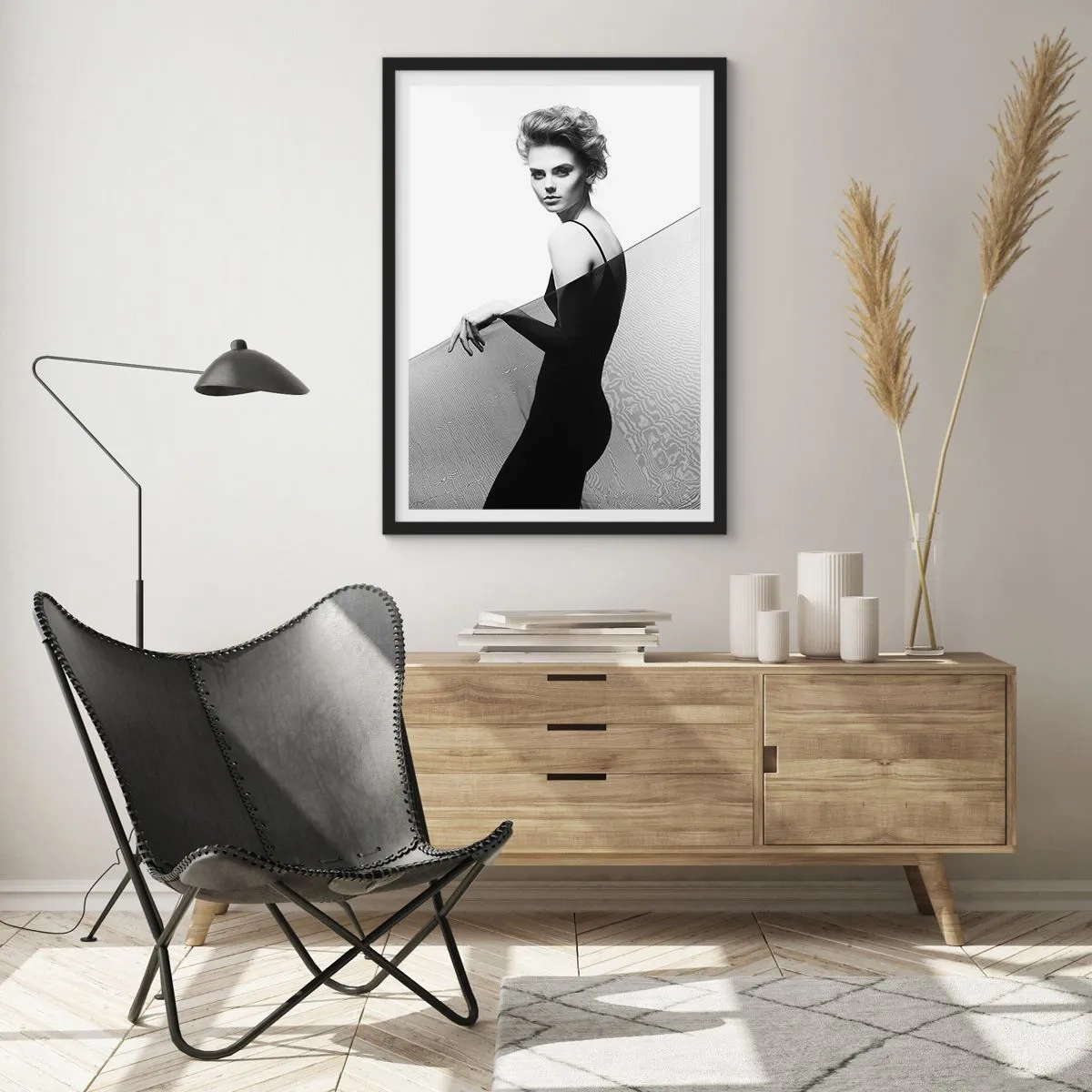 Plakat w czarnej ramie - Kobieta w czarnej sukni na tle pustynnego krajobrazu - 50x70cm - Magnetyczne spojrzenie - Nowoczesna dekoracja ścienna do salonu i sypialni ARTTOR