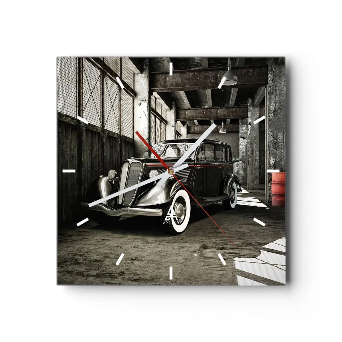 Zegar ścienny - Stylowy retro samochód w surowym magazynie - 30x30cm - Nieprzemijająca elegancja lat 30. - Nowoczesna dekoracja ścienna do salonu i sypialni ARTTOR