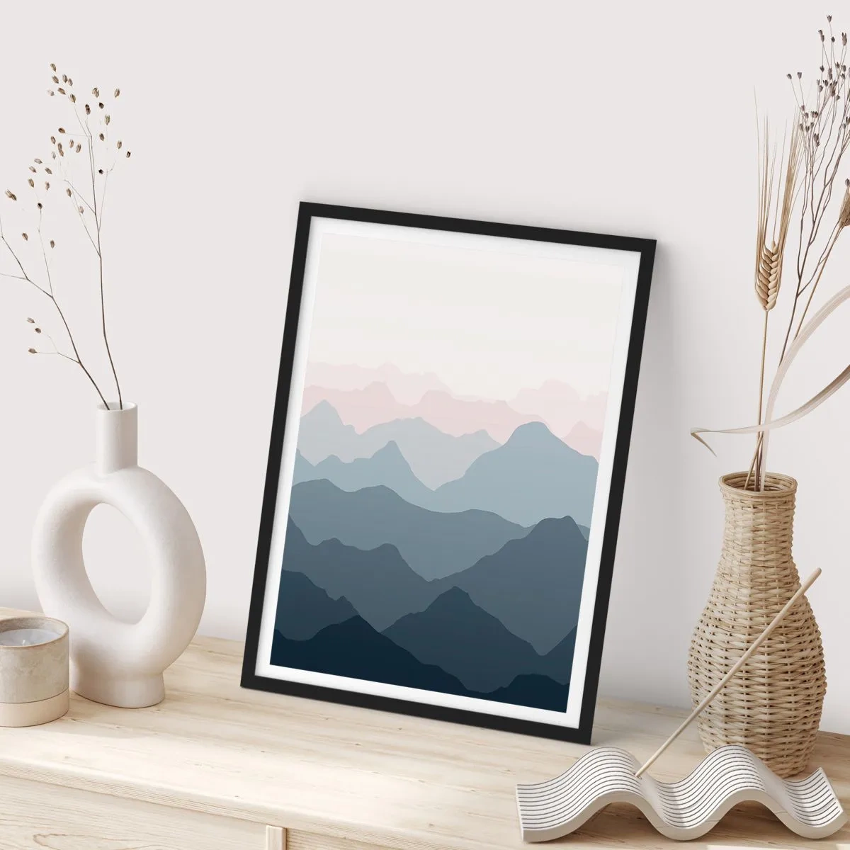 Plakat w czarnej ramie - Warstwowe pasma gór w odcieniach niebieskiego i szarości - 50x70cm - Fale gór - Nowoczesna dekoracja ścienna do salonu i sypialni ARTTOR