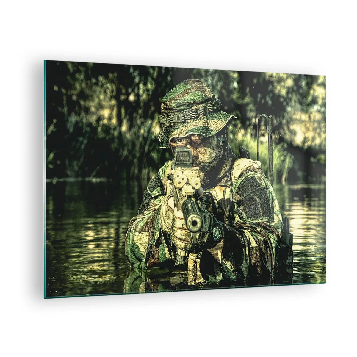 Obraz na szkle - Żołnierz w pełnym kamuflażu celujący przez wizjer w wodnym otoczeniu - 70x50cm - Najlepszy z najlepszych - Nowoczesna dekoracja ścienna do salonu i sypialni ARTTOR