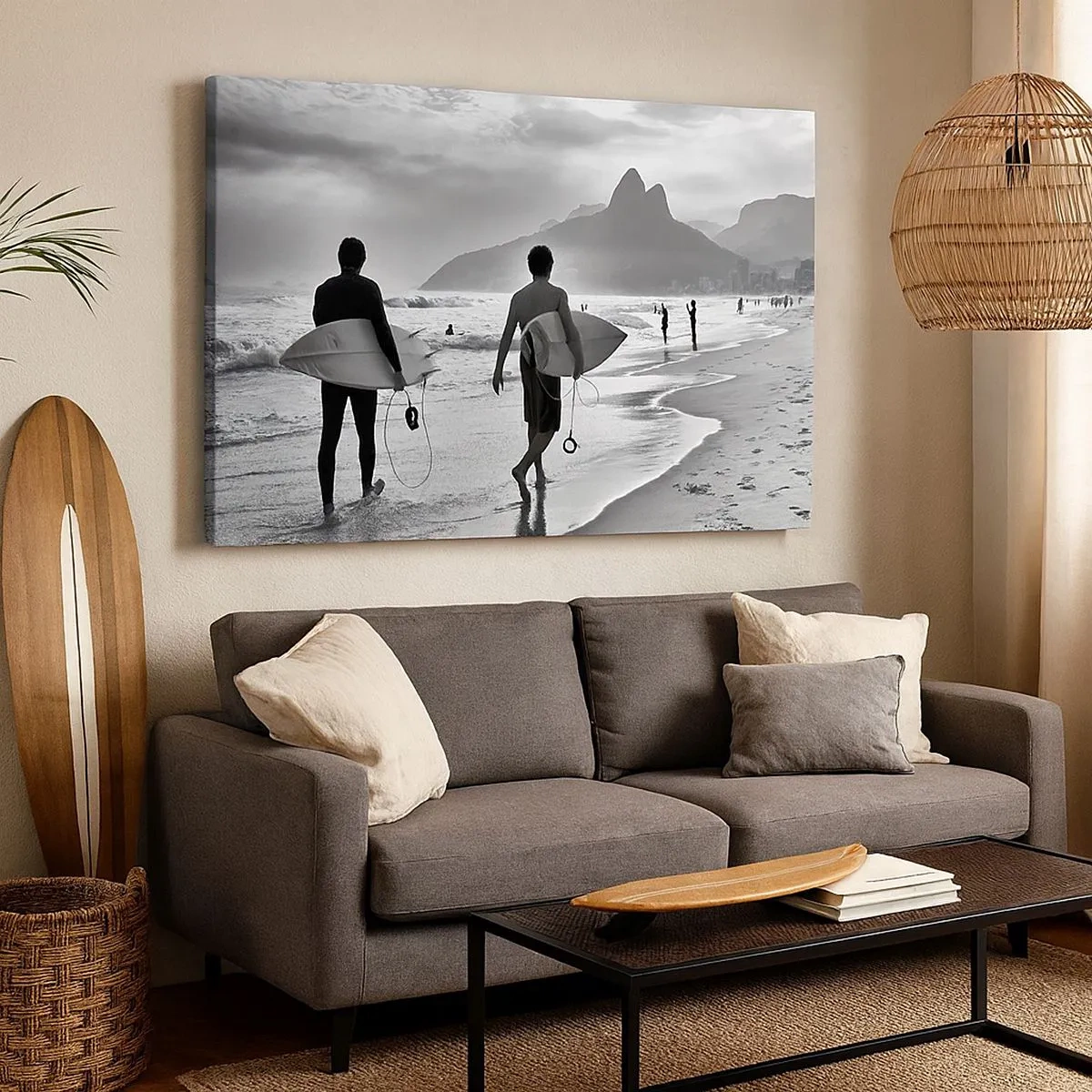 Obraz na płótnie - Dwóch surferów idących po plaży z deskami w czarno-białej tonacji - 70x50cm - Samba na jedną falę - Nowoczesna dekoracja ścienna do salonu i sypialni ARTTOR