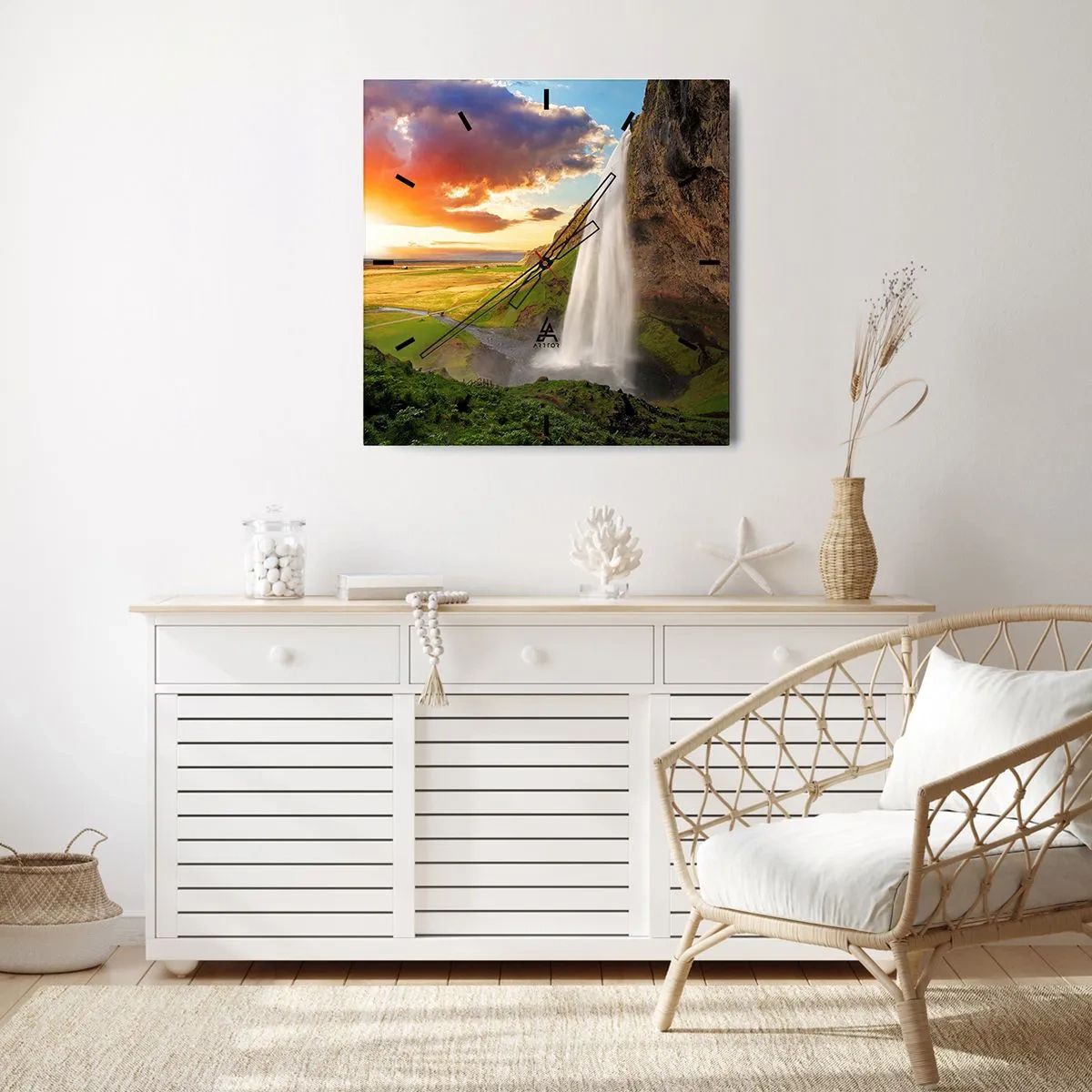 Zegar ścienny - Wodospad w malowniczym krajobrazie o zachodzie słońca - 30x30cm - Pełnia islandzkiego lata - Nowoczesna dekoracja ścienna do salonu i sypialni ARTTOR