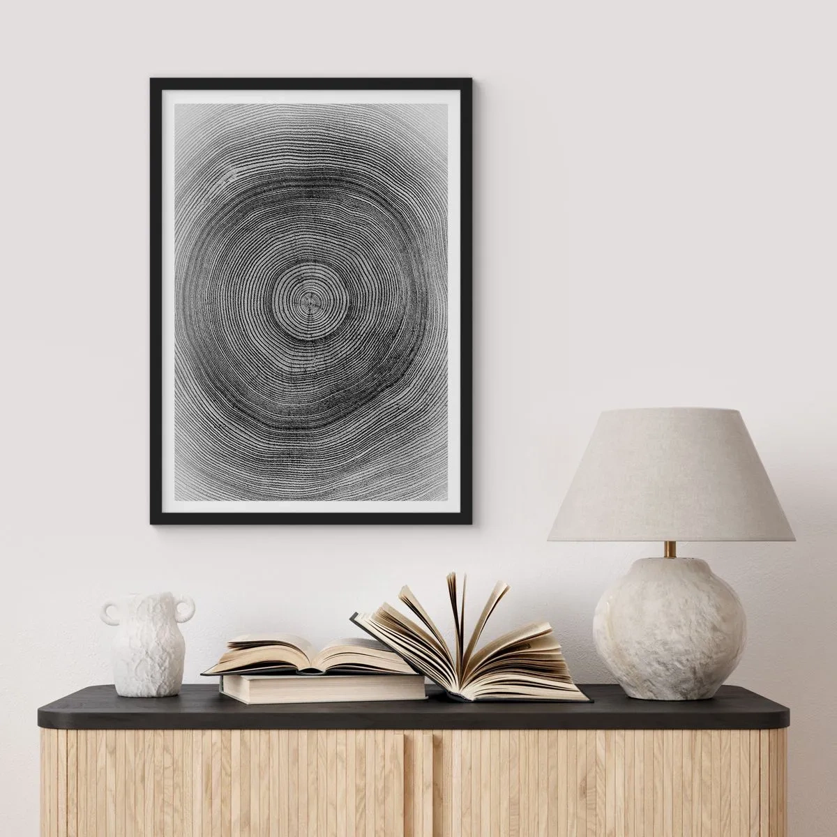 Plakat w czarnej ramie - Czarno-biała grafika przedstawiająca przekrój pnia drzewa - 50x70cm - Znak czasu - Nowoczesna dekoracja ścienna do salonu i sypialni ARTTOR