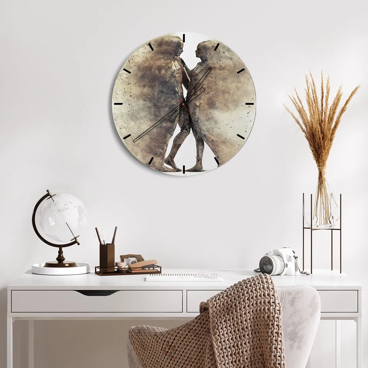 Zegar ścienny - Dwie sylwetki w stylu abstrakcyjnym na jasnym tle - 30x30cm - Z prochu powstali, by kochać - Nowoczesna dekoracja ścienna do salonu, kuchni i sypialni ARTTOR
