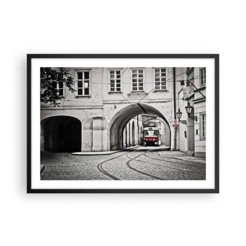 Plakat w czarnej ramie - Czarno-biały tramwaj w zabytkowej uliczce miasta - 70x50cm - Przez miejski labirynt - Nowoczesna dekoracja ścienna do salonu i sypialni ARTTOR